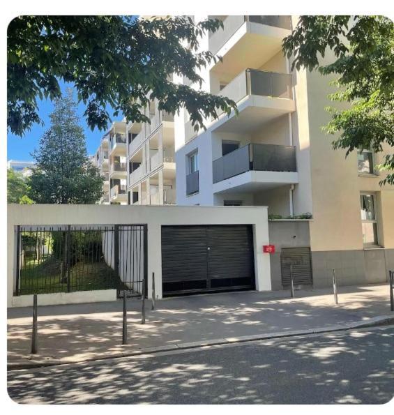 Elegant 45 M2 6 + Garage. Idealement Situe Appartement